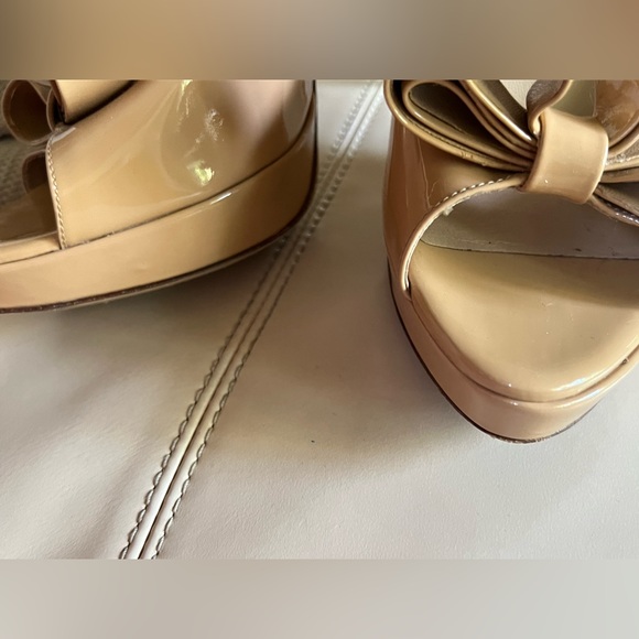 Valentino beige patent bow peep toe platform pumps - Picture 3 of 9